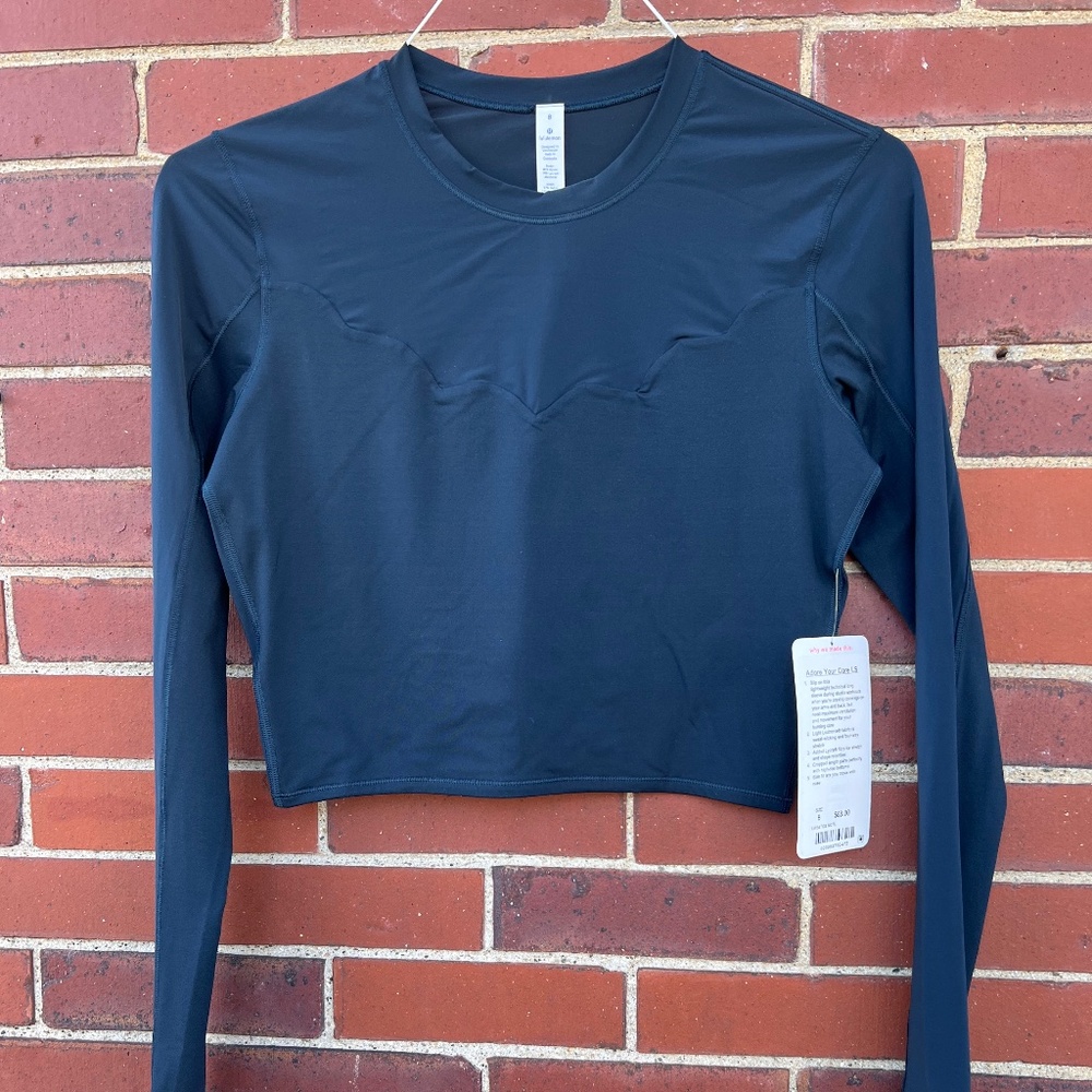 Lululemon Athletica cropped long sleeve navy workout top size 8